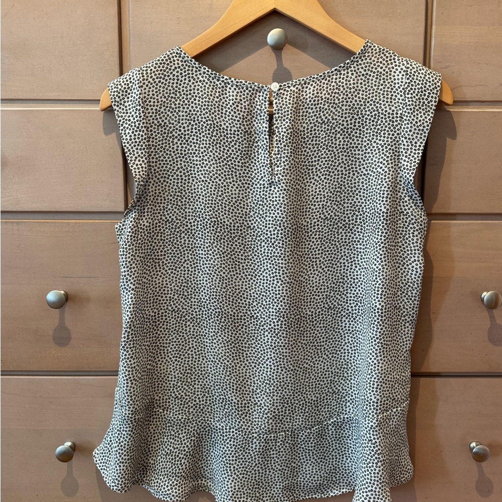 LOFT | Ann Taylor Gray Daisy Pleated Sleeveless Top Size XS - Picture 2 of 7